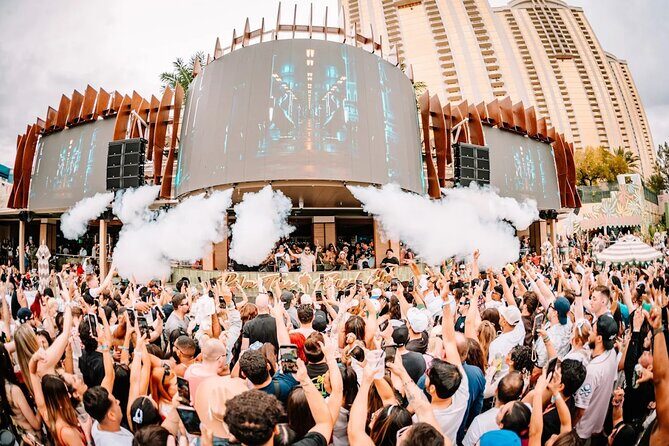 Las Vegas Pool Crawl with Party Bus & Free Drinks - Key Points