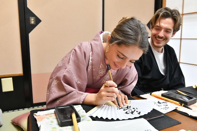 Learn Japanese calligraphy and Zen while wearing a kimono - Start with the meaning behind the brush