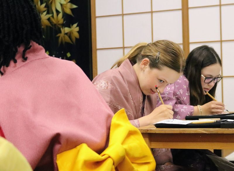 Learn Japanese calligraphy and Zen while wearing a kimono - Plan your arrival near Osaka Castle