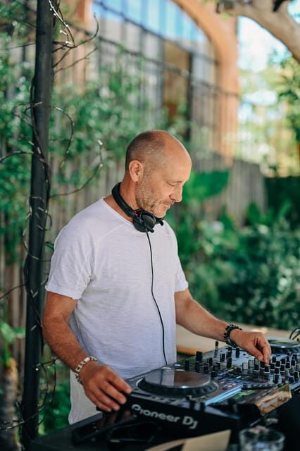 Learn to mix with a professional DJ in Ibiza - Learn to Mix with a Professional DJ in Ibiza