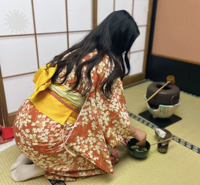 Learn Zen of Making tea Matcha,enjyoing Wagashi in kimono set - Changing into kimono before the ceremony