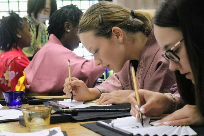 Learning Shodo with a kimono and Trying Samurai Calligraphy - The Samurai Calligraphy