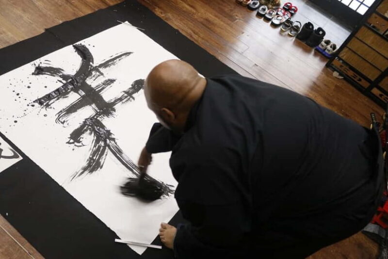 Learning Shodo with a kimono and Trying Samurai Calligraphy - Reflecting on Life and Identity