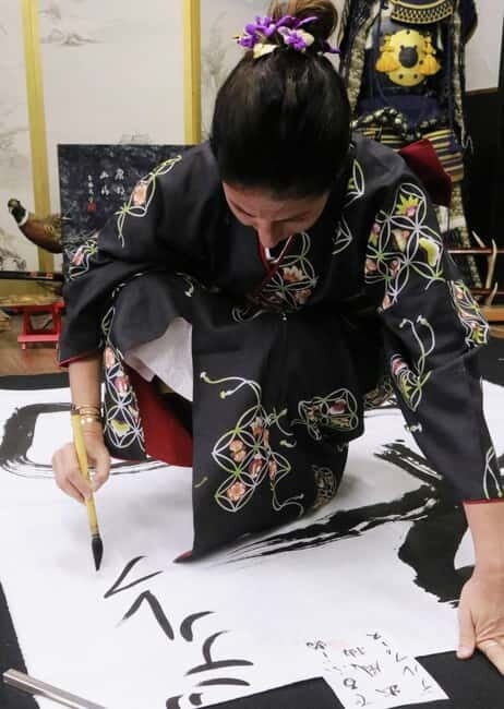 Learning Shodo with a kimono and Trying Samurai Calligraphy - The Experiences Practicalities
