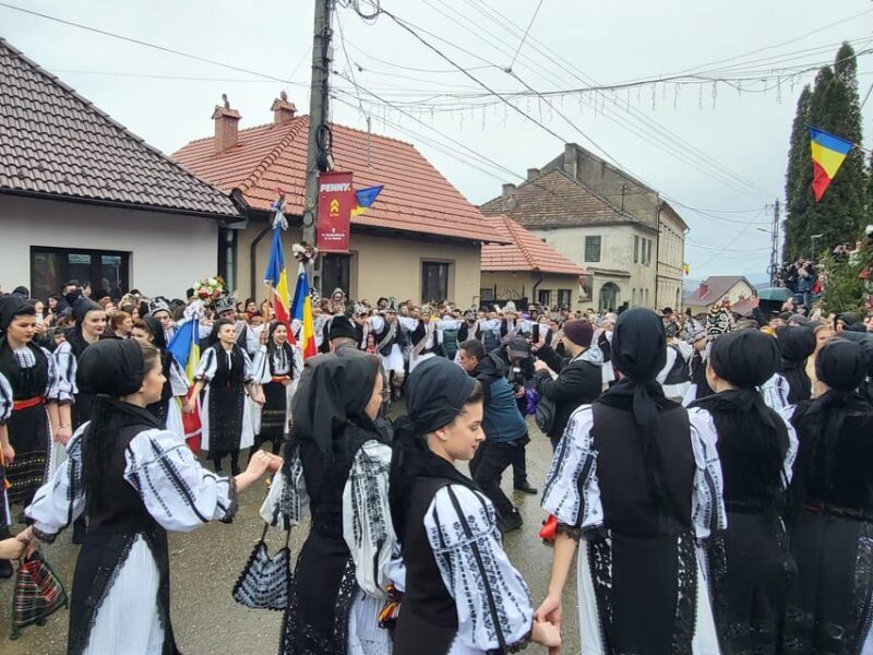 Learning toghether Transylvanian dances in Sibiu - Key Points