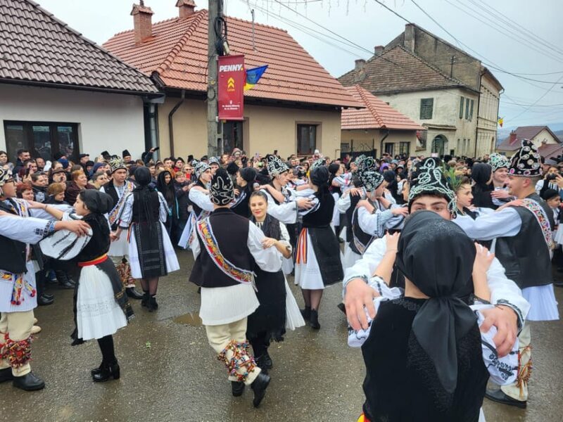 Learning toghether Transylvanian dances in Sibiu - Practical Details and Tips