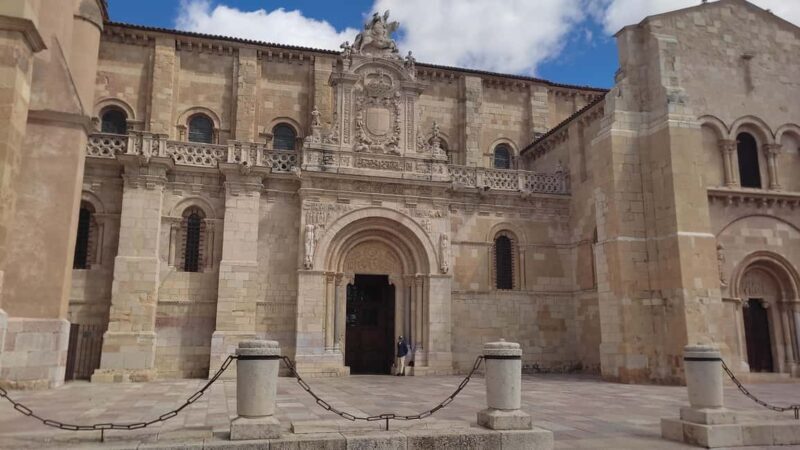 León: Guided tour by a local art historian - A Detailed Look at the León Guided Tour by a Local Art Historian