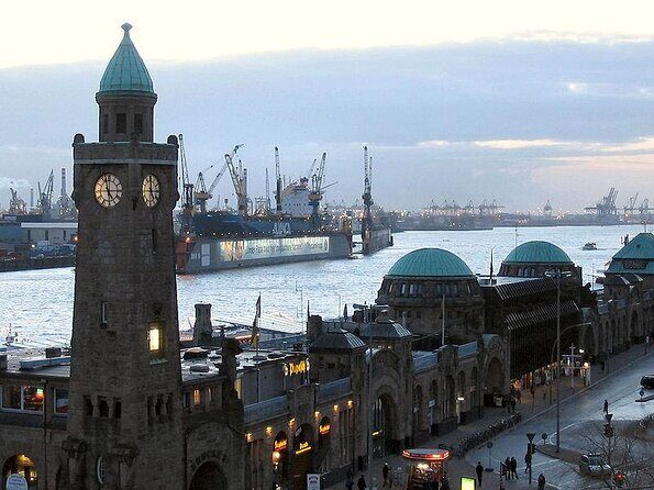 Lights tour through the port of Hamburg and to the historic warehouse district - Key Points