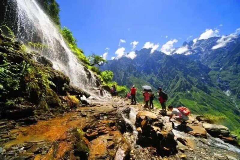 Lijiang: Tiger Leaping Gorge Private Hiking Tour - Conquering the 28 Bends
