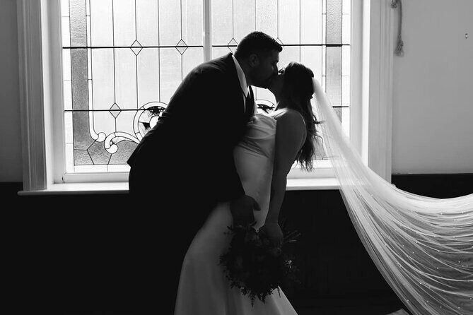 Lincoln MKT Limousine Traverse City Wedding Shuttle - An In-Depth Look at the Lincoln MKT Limousine Wedding Shuttle in Traverse City