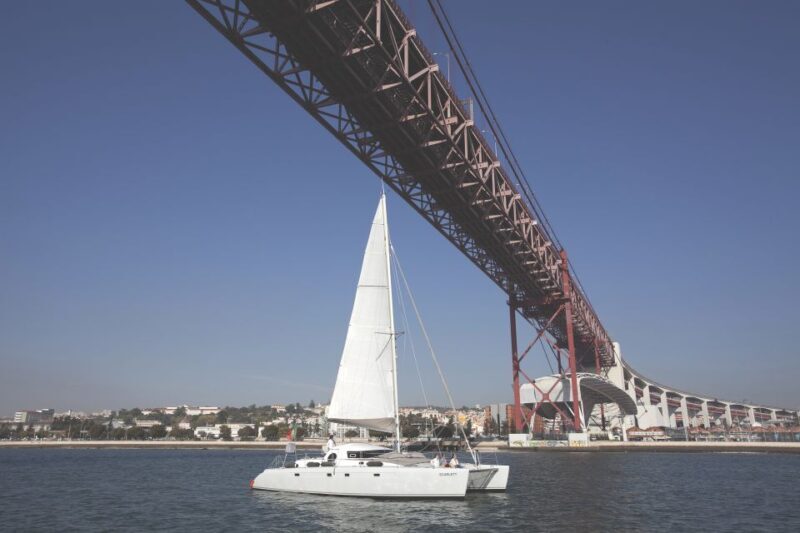 Lisbon 1H Private Tour by SAILBOAT / SAIL or POWER CATAMARAN - Key Points