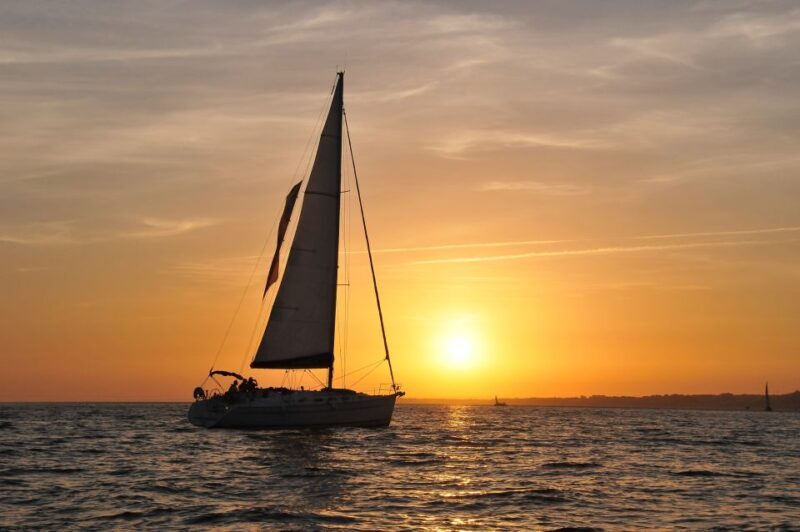 Lisbon 2H Private Tour by SAILBOAT / SAIL or POWER CATAMARAN - FAQs