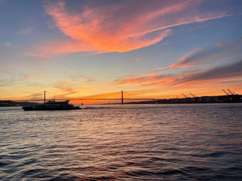 Lisbon: 2H Sunset Boat Cruise Tour with Drinks - Wrapping It Up