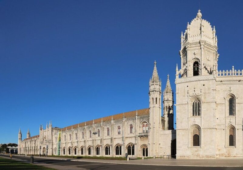 Lisbon and Obidos private day trip from Porto - FAQ