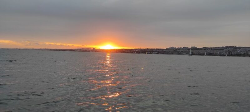 Lisbon: City Boat Cruise Daytime/Sunset/Night with Champagne - FAQ