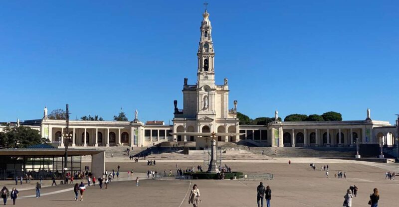 Lisbon: Fátima, Batalha, Nazaré & Obidos Small-Group Tour - How the Trip Works