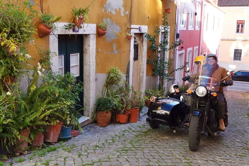 Lisbon : Historic Motorcycle Side-car Tour 1H - A Closer Look at the Experience