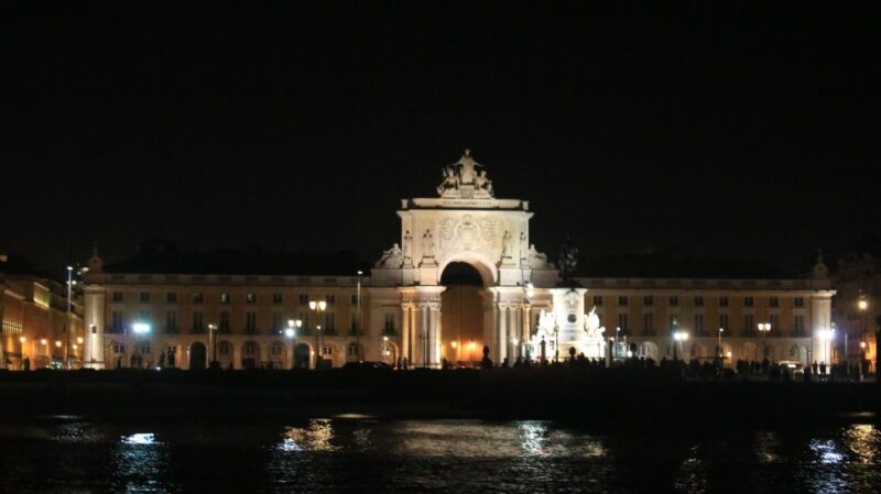 Lisbon: Luxury Sailboat Cruise at Night - FAQ