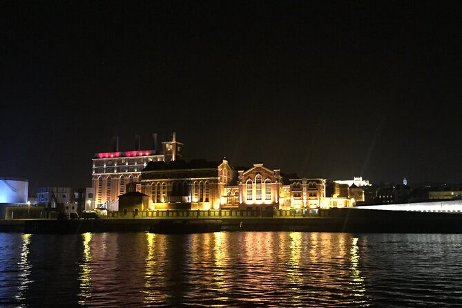 Lisbon Night Sailing Tour with a Drink- 2h Small Group Tour - Key Points