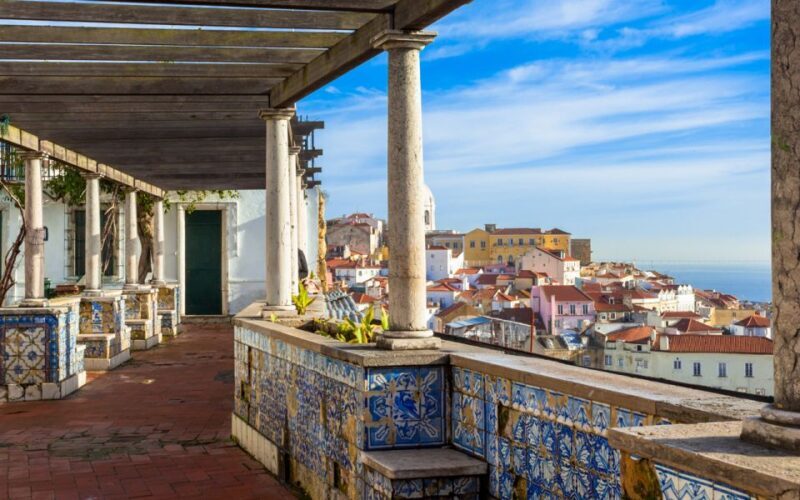 Lisbon: Private Kid-Friendly City Tour with São Jorge Castle - Key Points