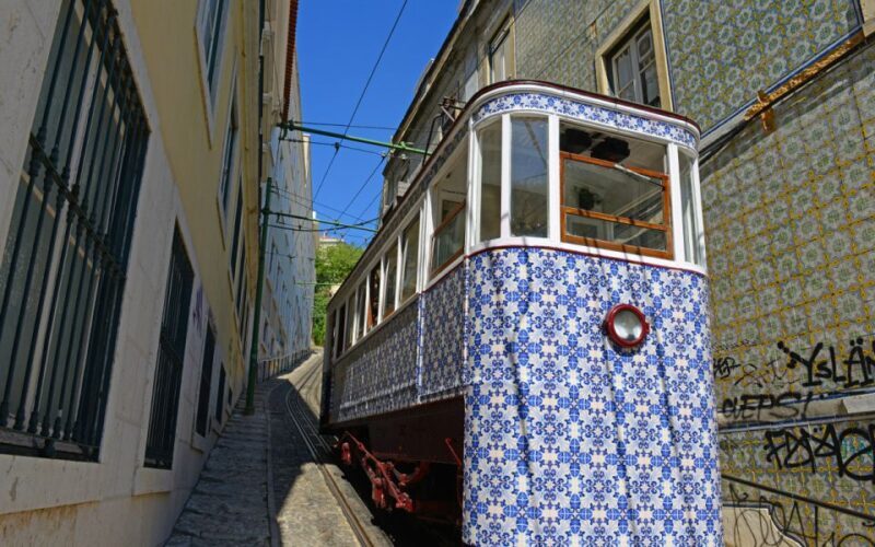 Lisbon: Private Kid-Friendly City Tour with São Jorge Castle - Discovering Lisbons Charm with Kids