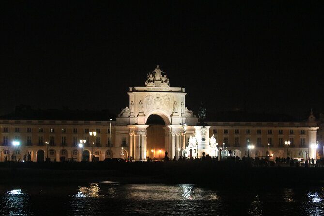 Lisbon Private Luxury Boat Tour with Welcome Drink - FAQ