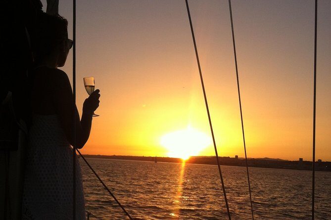 Lisbon Private Romantic 2h Cruise with sparkling wine-Day/Sunset - Key Points