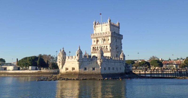 Lisbon: Private Sunset Sailboat Tour with Welcome Drink - Key Points