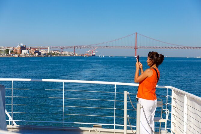 Lisbon River Boat Sightseeing Tour with a Drink - FAQs