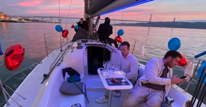 Lisbon: Sailboat Tour w/ Local Guide and Open Bar Green Wine - FAQ