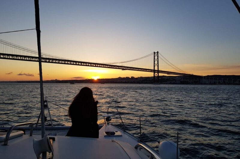 Lisbon: Sunset Catamaran Cruise, Music and Open Bar - FAQ