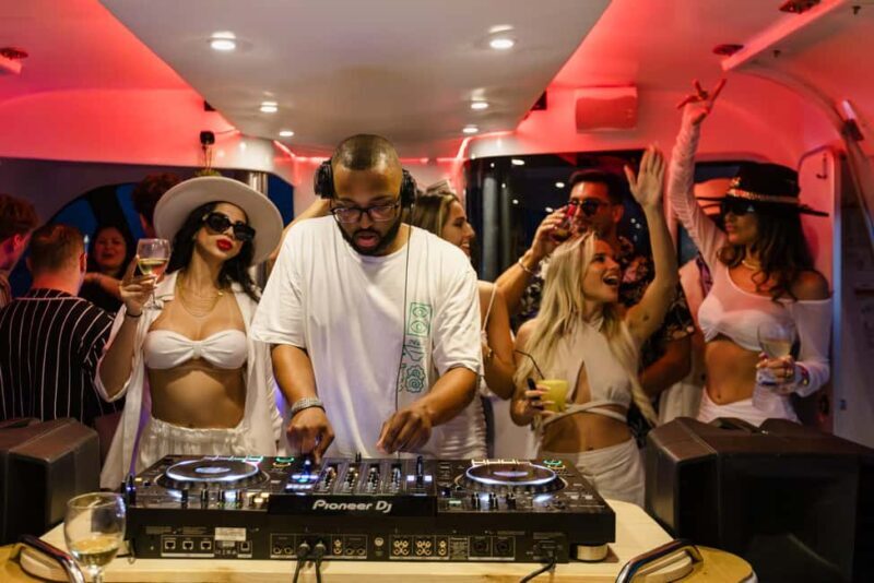 Lisbon: Sunset DJ Party  Sangria, Pizza & Open Bar - Who This Tour Is Perfect For