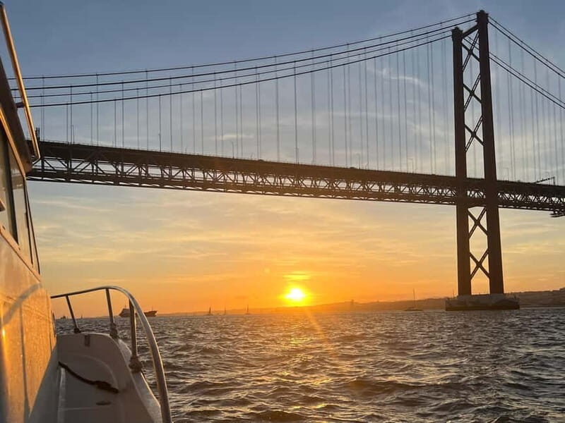 Lisbon: Sunset Tour on a Cozy Boat - Key Points