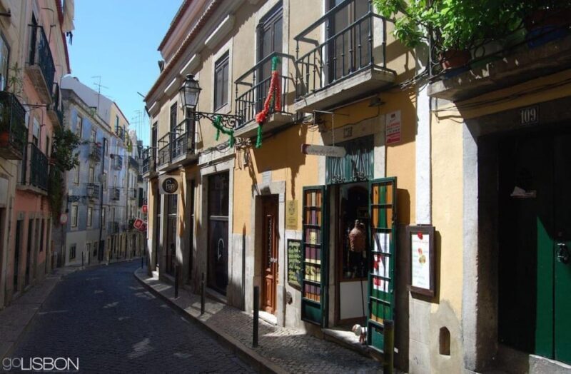 Lisbon: Tuk Tuk tour, Cascais tour, and Dinner all in one - Exploring Lisbon on a Tuk Tuk