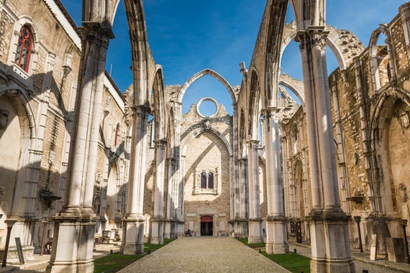 Lisbon's historic old town in a tuk-tuk in German - Key Points
