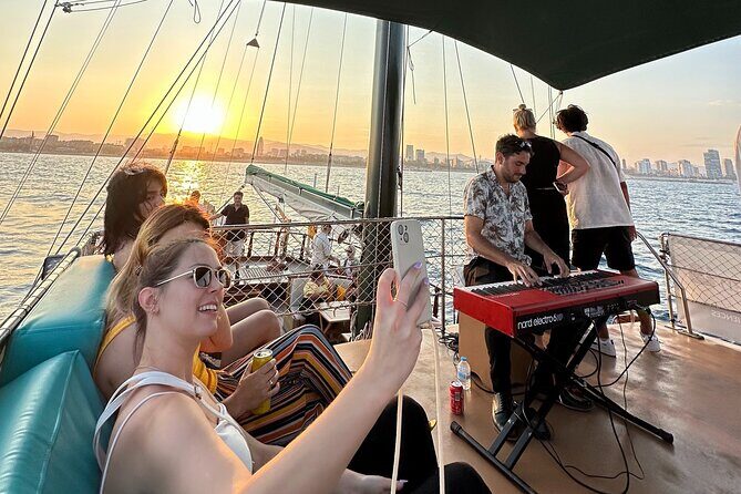 Live Music & Sunset Wooden Boat in Barcelona - The Real-World Experience: What Travelers Say