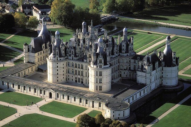 Loire Valley Castles Guided Day Trip from Paris in minivan - The First Stop: Château de Chenonceau