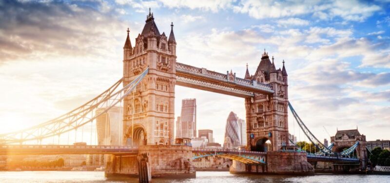 London: App-Based Walking Tour with 30 Stops - Key Points
