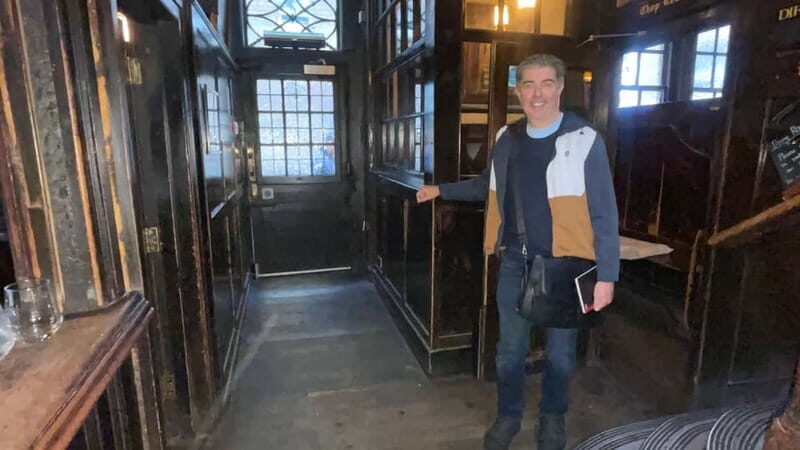 London: Charles Dickens Walking Tour for Small Groups - Discover Dickens’ London: A Small-Group Walking Tour
