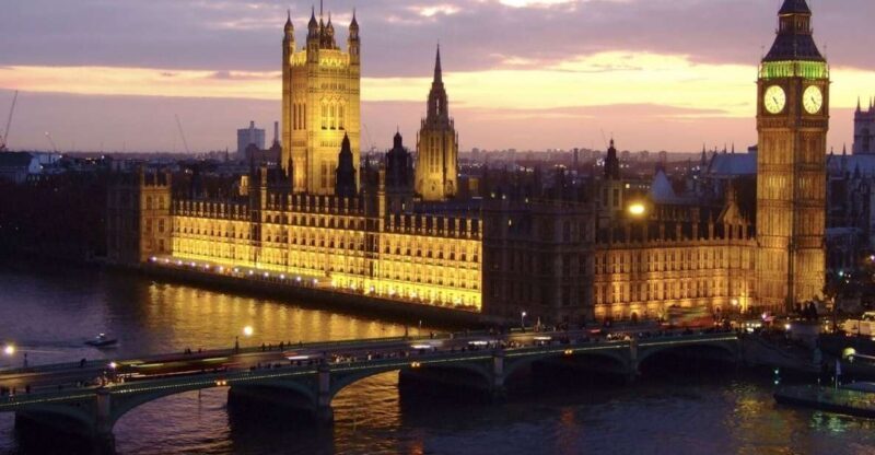 London: Christmas Eve City Tour with Dinner & Midnight Mass - The Sum Up