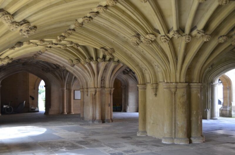 London: Monuments & Back Streets Guided Tour in Black Taxi - Exploring London in Style and Story