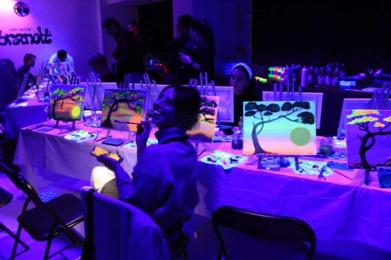 London: Paint and Sip in the Dark with Bottomless Drinks - FAQs