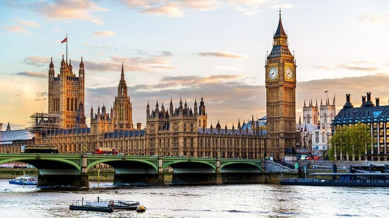 London Royal Walking Tour - Ending at a Traditional Pub