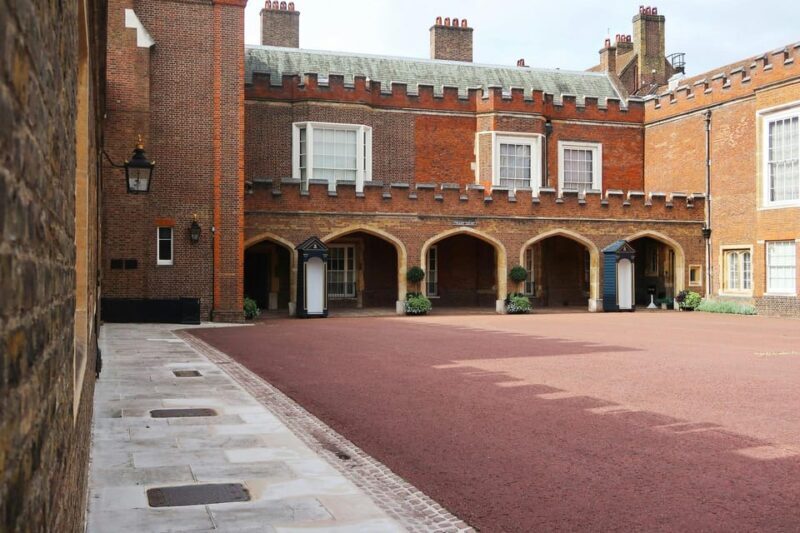 London: Royal Walking Tour with Guard Change & Royal Mews - FAQ