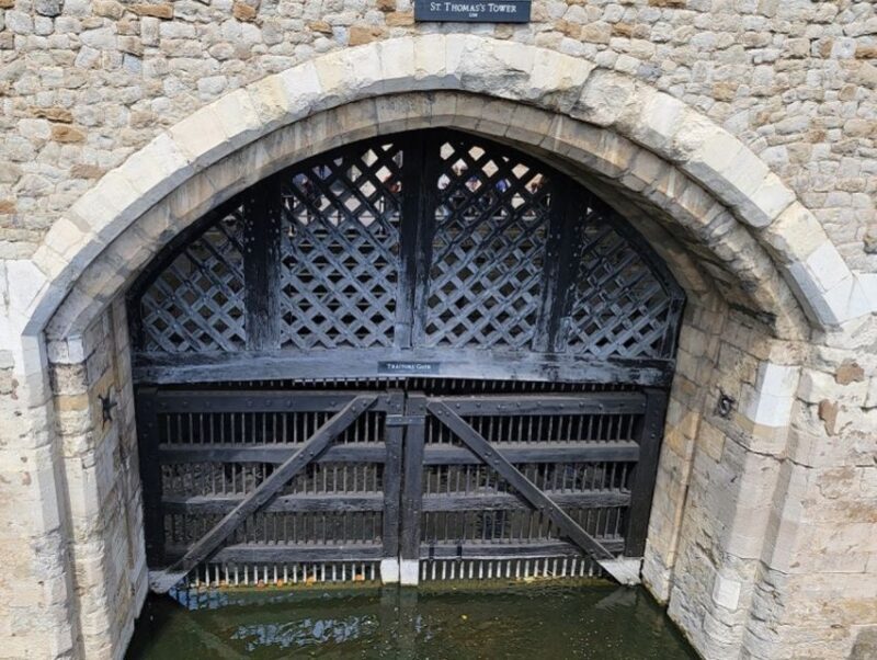 London: Tower of London Tour with Crown Jewels & Beefeaters - Practical Tips for Your Visit