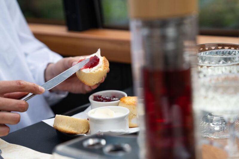 London: Traditional Afternoon Tea Tour in a Luxury Coach - The Guides and Atmosphere