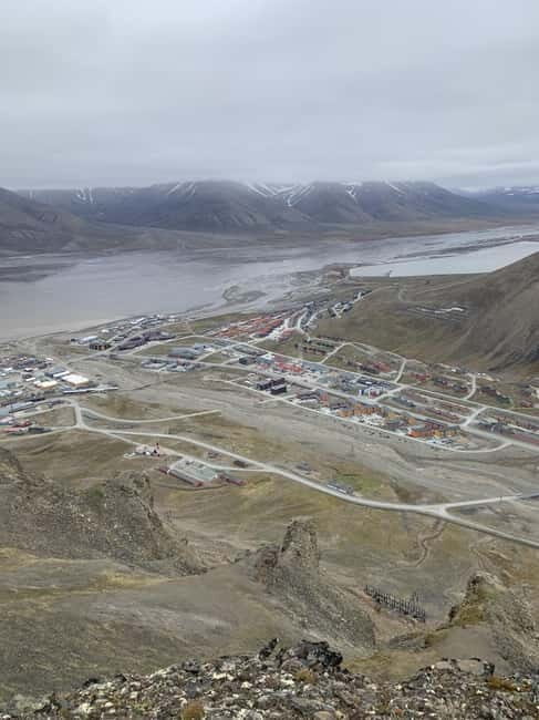 Longyearbyen: Panorama view hike - Platåfjellet Guided Hike - Discovering Svalbard’s Blue Horizon: The Longyearbyen Panorama View Hike