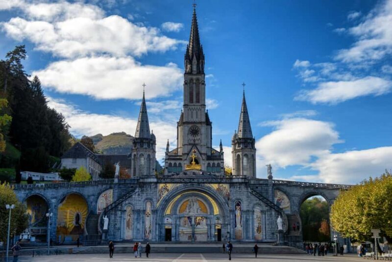 Lourdes: Express Walk with a Local in 60 minutes - Walking Lourdes in 60 Minutes: What to Expect