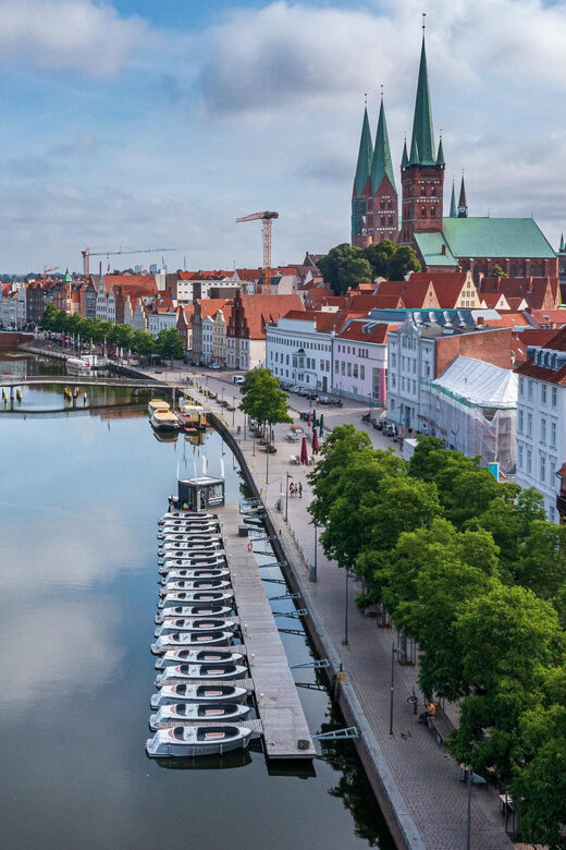 Lübeck: Electric Boat Rental - without driving licence - Key Points