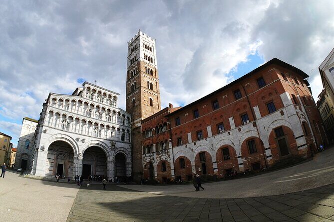 Lucca: Walking tour to discover the city of 100 churches - Discovering Lucca: A Walk Through History and Charm